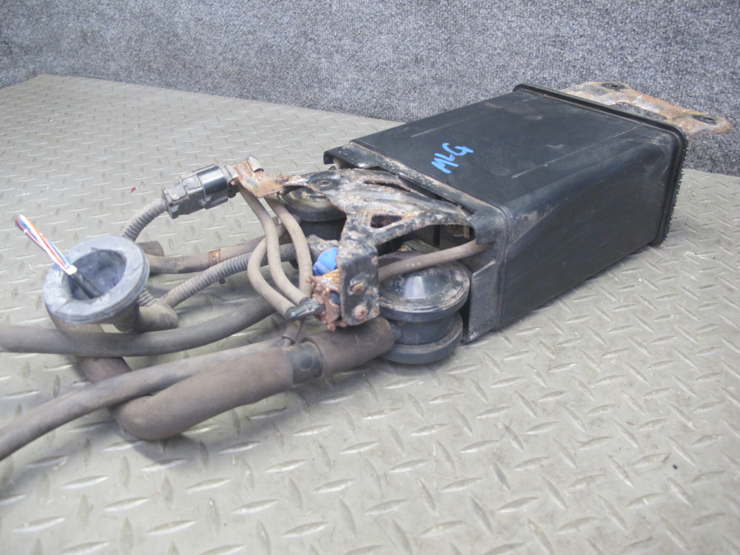 99-00 Lexus GS400 GS300 Fuel Evap Vapor Charcoal Canister w Pressure Sensor OEM