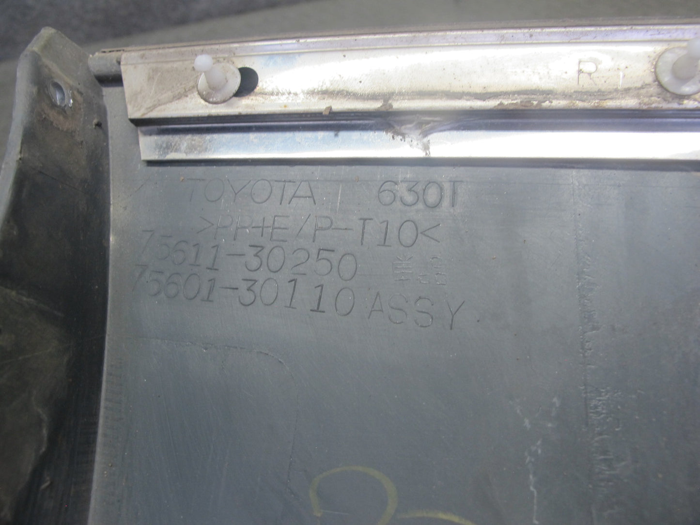 98-05 Lexus GS400 GS300 Front Right Fender Trim Molding Cover 75611-30250 OEM