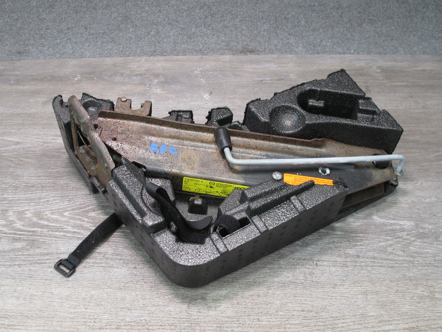 2003-2010 Porsche Cayenne 955 Emergency Spare Tire Lift Jack w Foam Holder