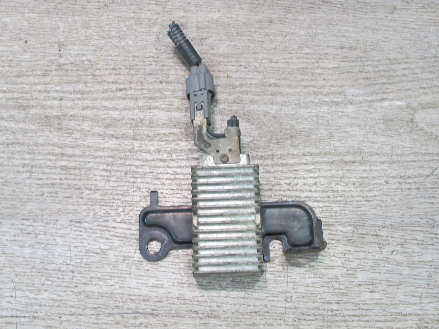 2003-2007 Lexus UZJ100L LX470 Fuel Pump Resistor Module