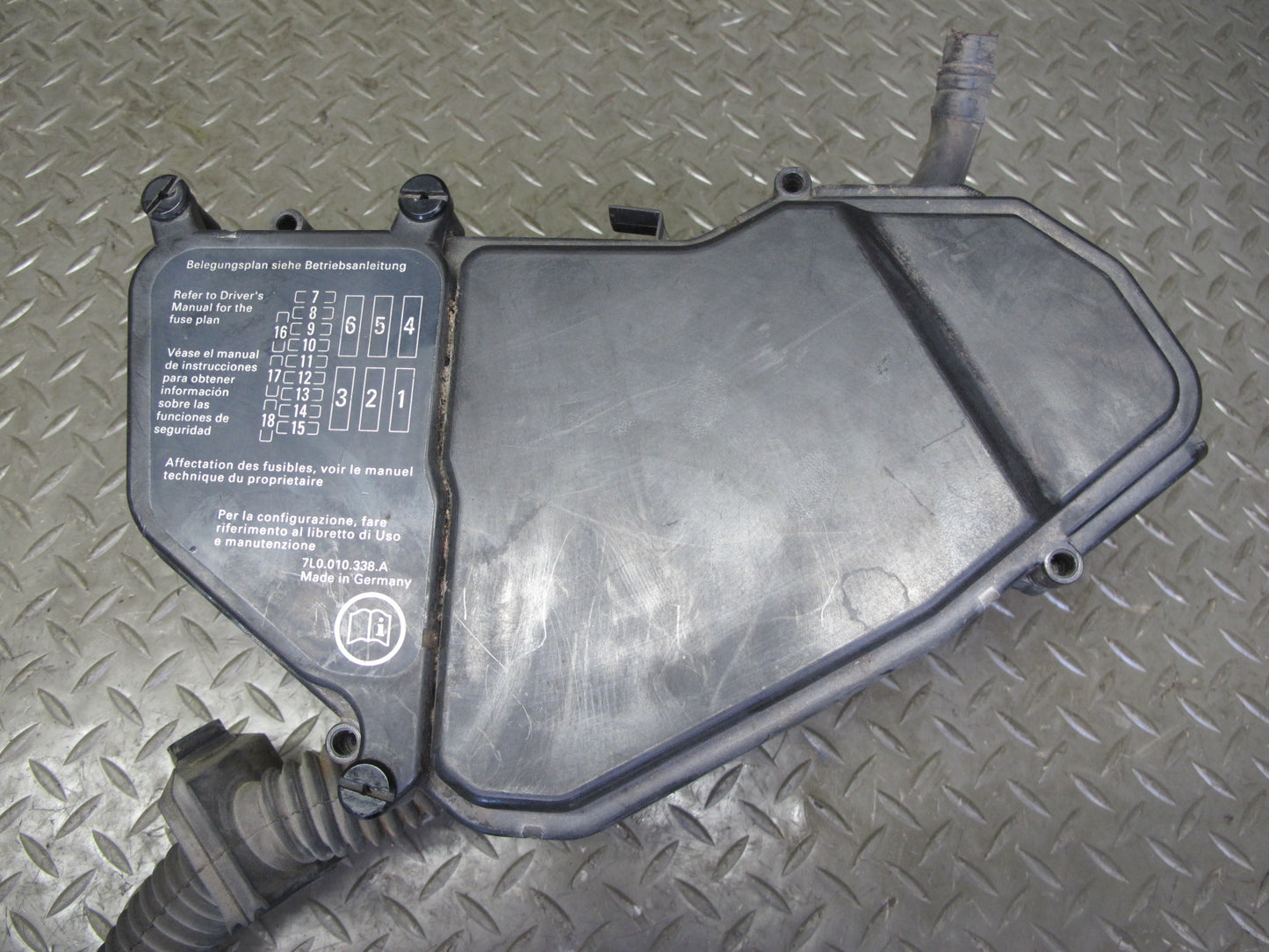 2003-2006 Porsche Cayenne 955 Engine Bay Fuse Relay Box Module