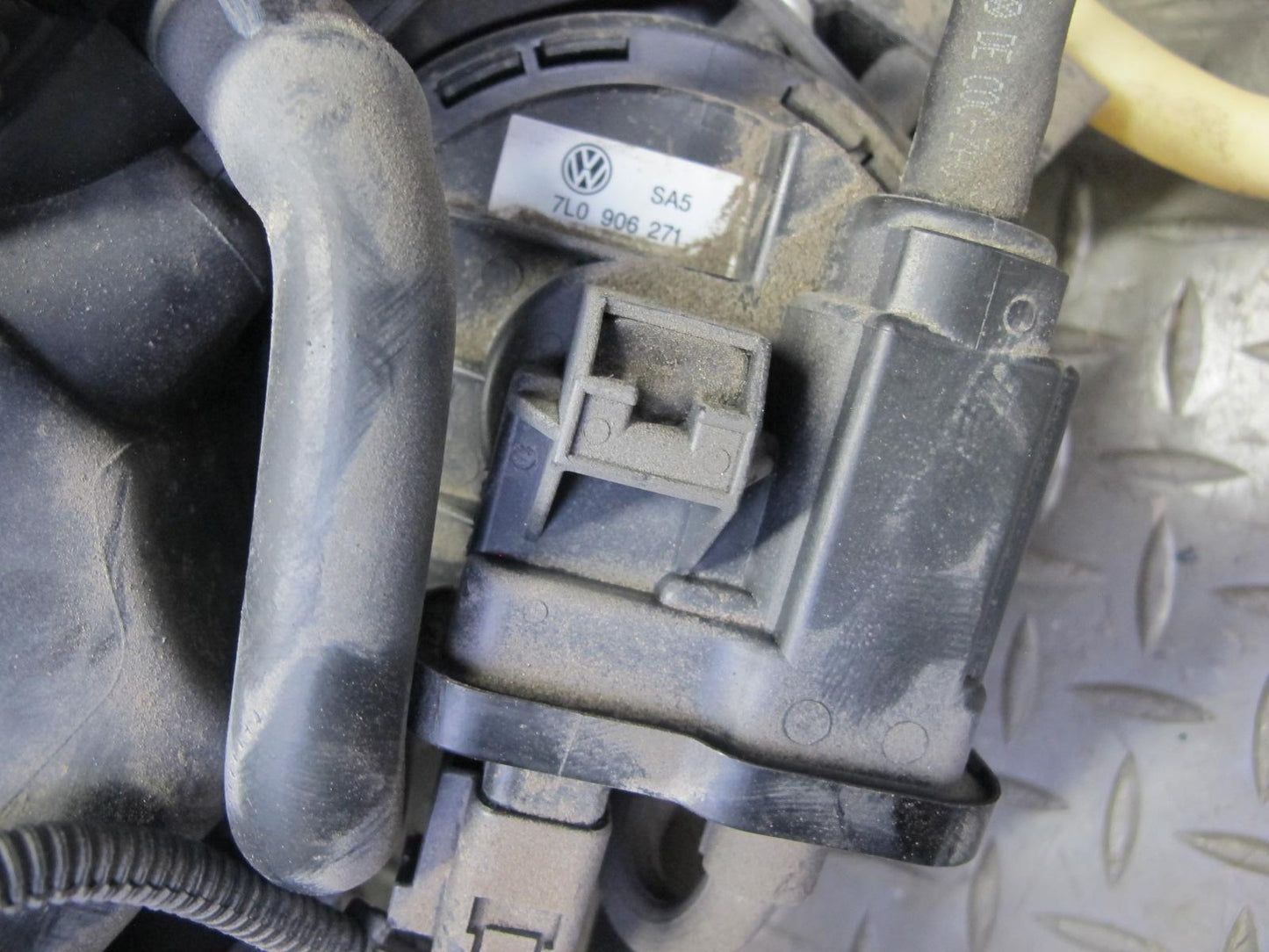 2003-2010 Porsche Cayenne 955 Fuel Evap Vapor Charcoal Canister 7L0201801L