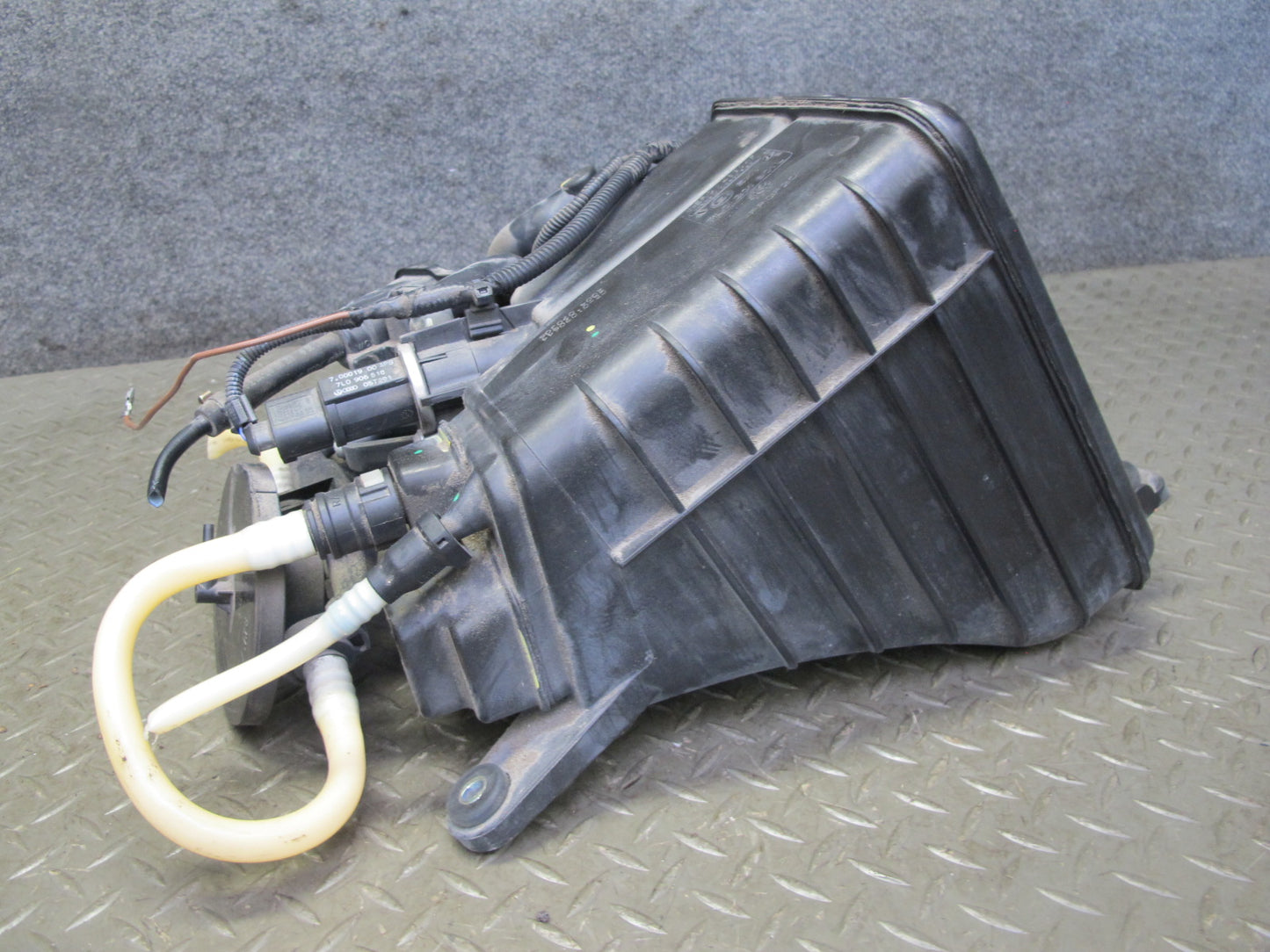 2003-2010 Porsche Cayenne 955 Fuel Evap Vapor Charcoal Canister 7L0201801L