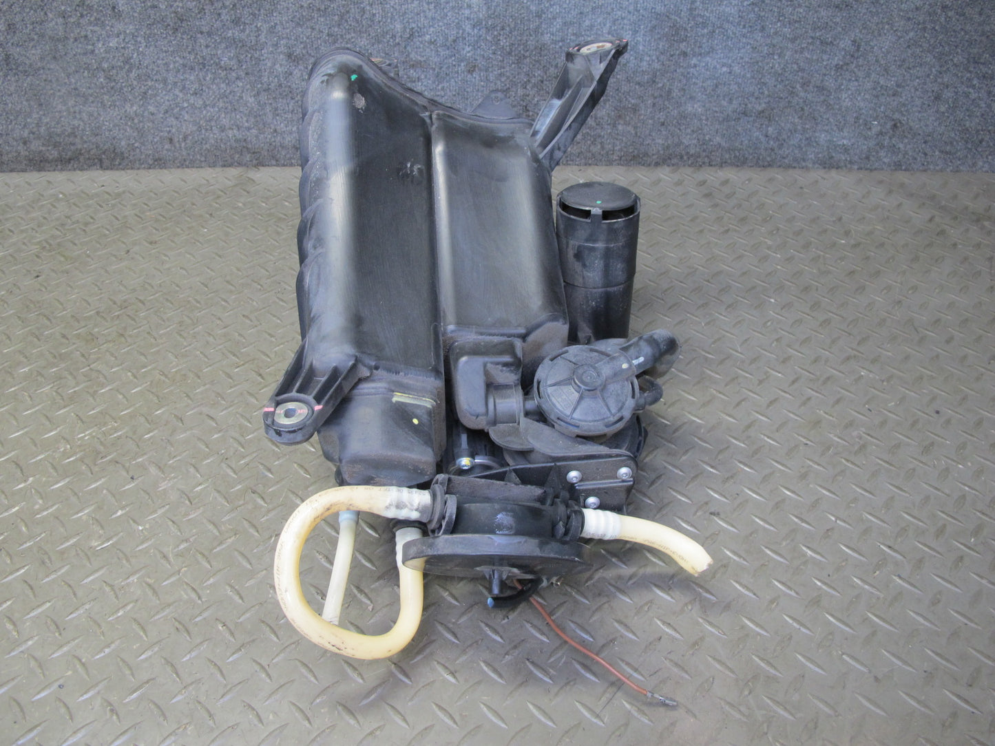 2003-2010 Porsche Cayenne 955 Fuel Evap Vapor Charcoal Canister 7L0201801L