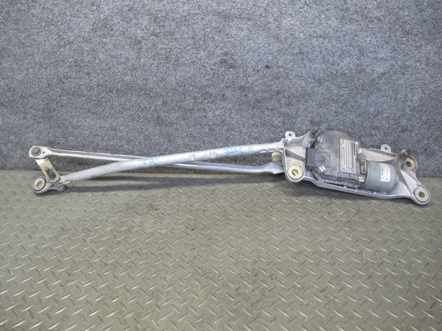 2003-2010 Porsche Cayenne 955 Windshield Wiper Transmission Linkage w Motor