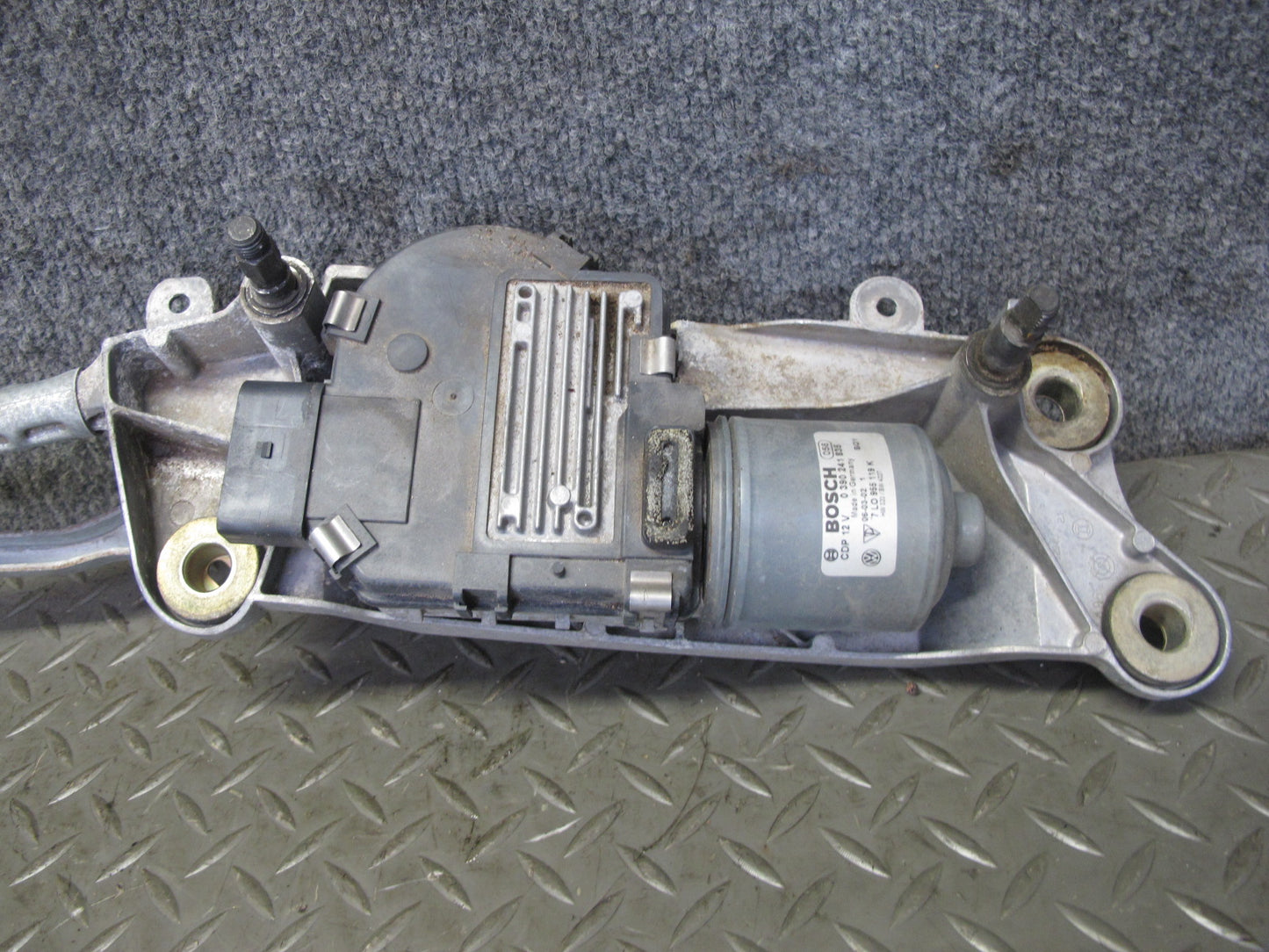 2003-2010 Porsche Cayenne 955 Windshield Wiper Transmission Linkage w Motor