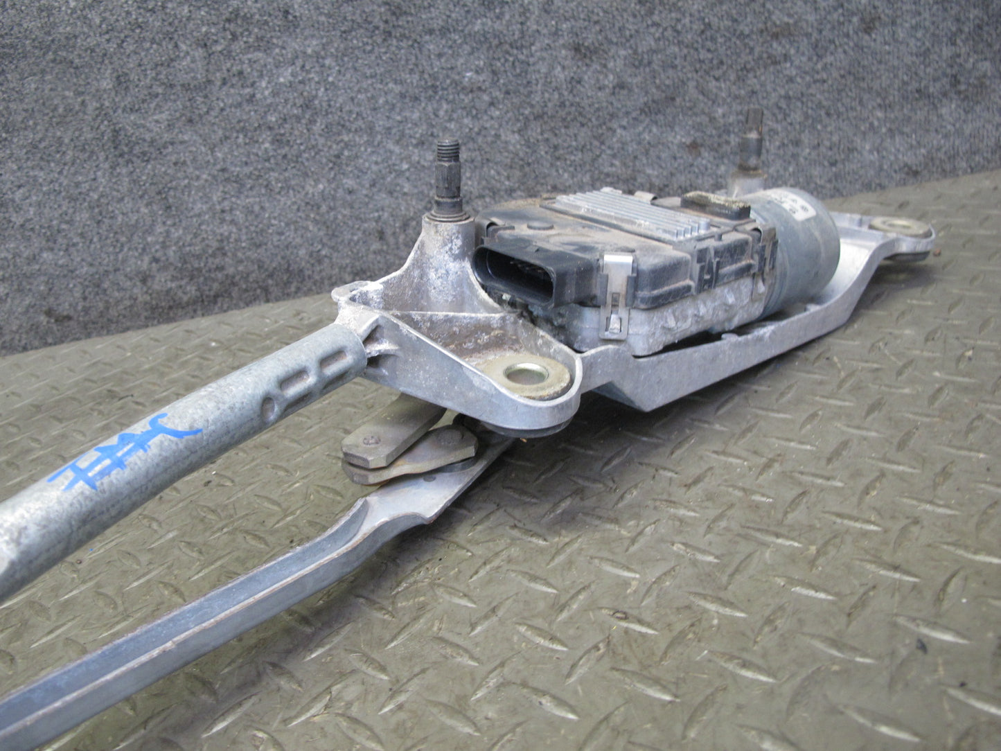 2003-2010 Porsche Cayenne 955 Windshield Wiper Transmission Linkage w Motor