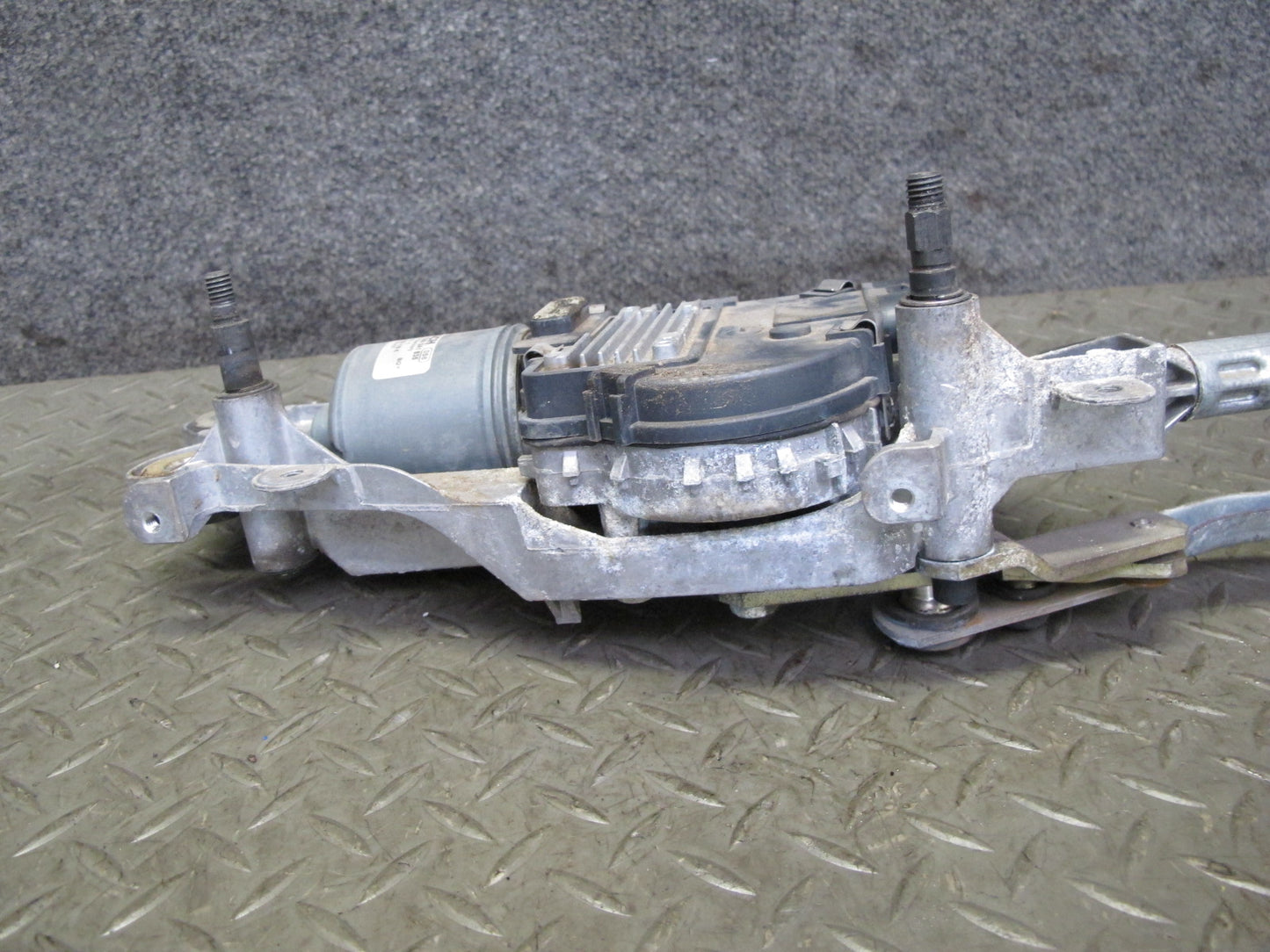 2003-2010 Porsche Cayenne 955 Windshield Wiper Transmission Linkage w Motor