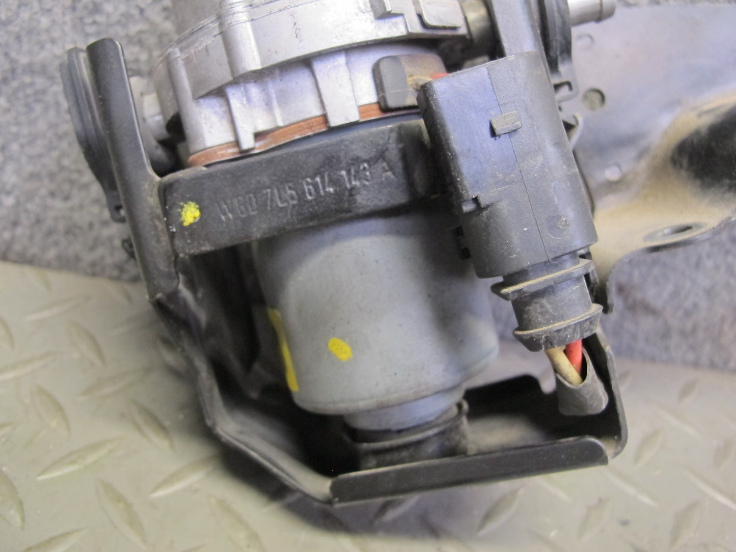 2003-2006 Porsche Cayenne 955 4.5L Vacuum Brake Booster Pump  7L5927317