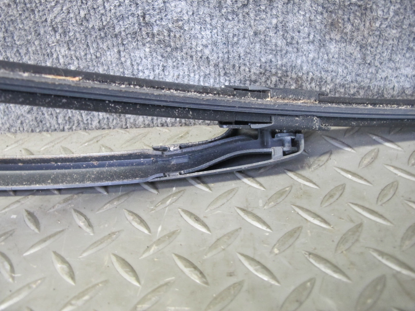 2003-2006 Porsche Cayenne 955 Front Windshield Left & Right Wiper Arm Set of 2