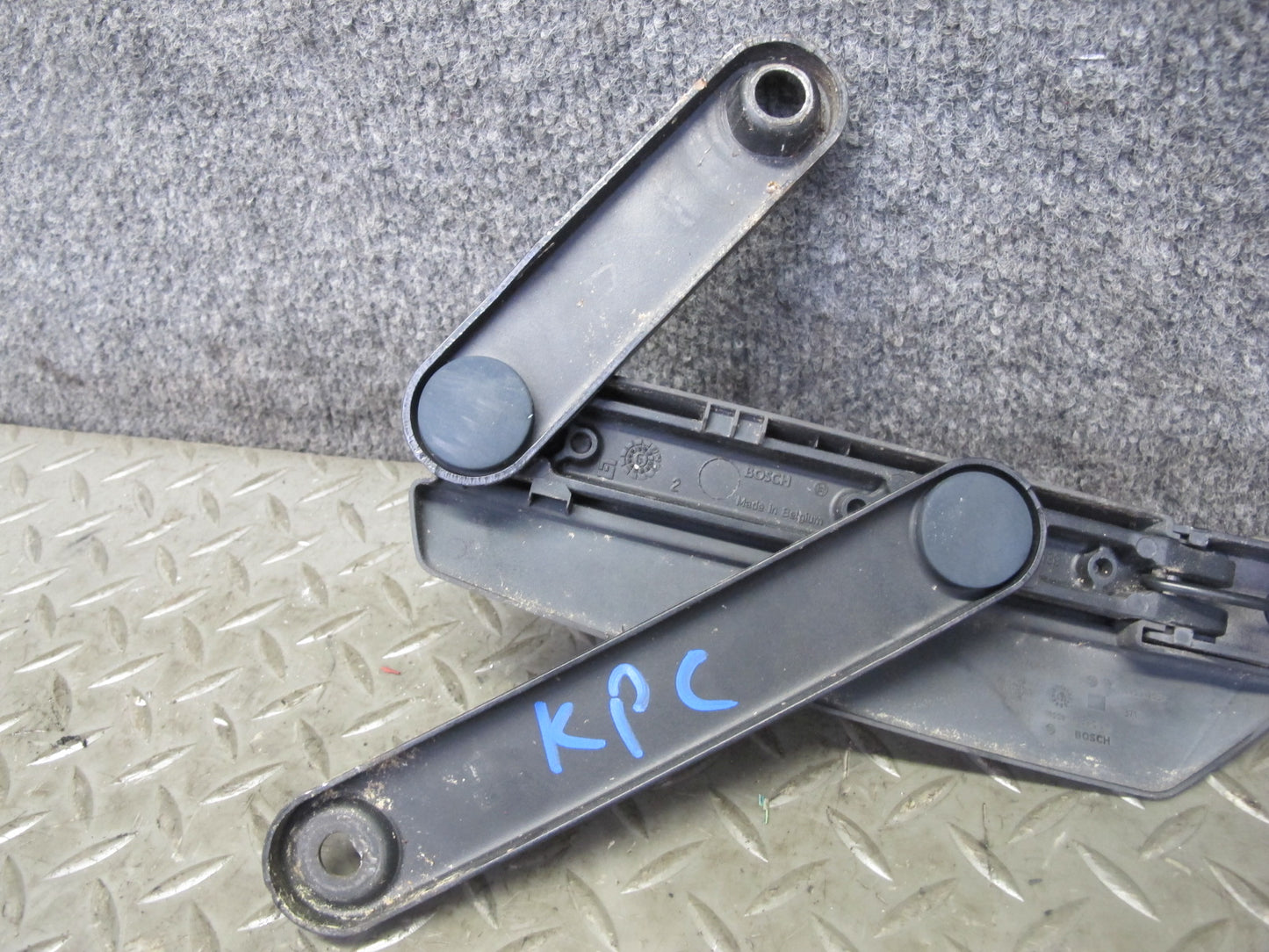 2003-2006 Porsche Cayenne 955 Front Windshield Left & Right Wiper Arm Set of 2