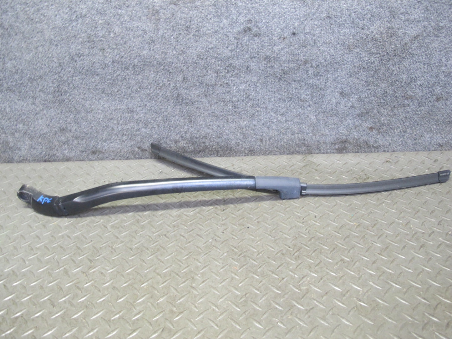 2003-2006 Porsche Cayenne 955 Front Windshield Left & Right Wiper Arm Set of 2