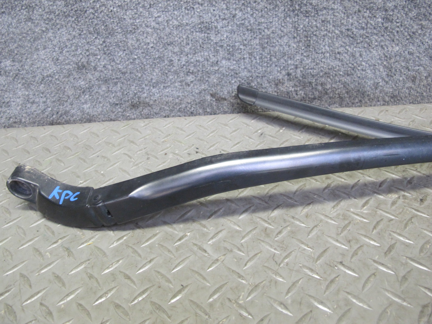 2003-2006 Porsche Cayenne 955 Front Windshield Left & Right Wiper Arm Set of 2