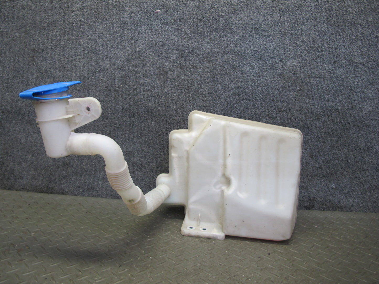 06-09 VW Golf MK5 R32 Windshield Washer Fluid Reservoir Tank w Pump OEM