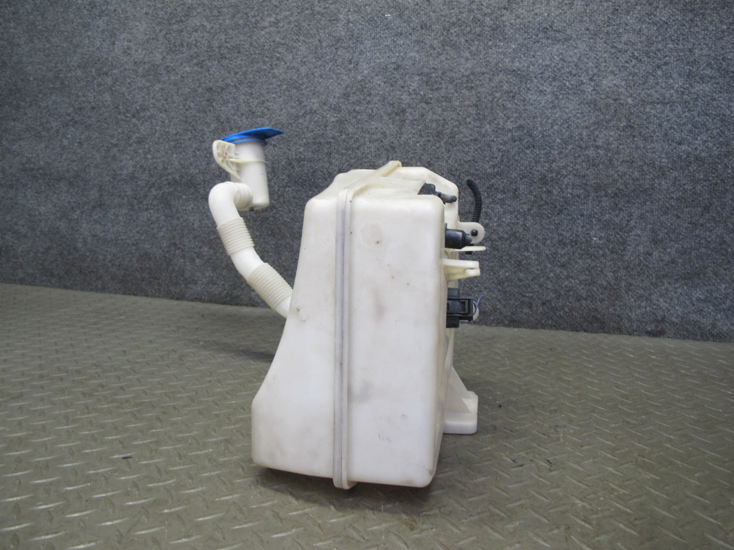 06-09 VW Golf MK5 R32 Windshield Washer Fluid Reservoir Tank w Pump OEM