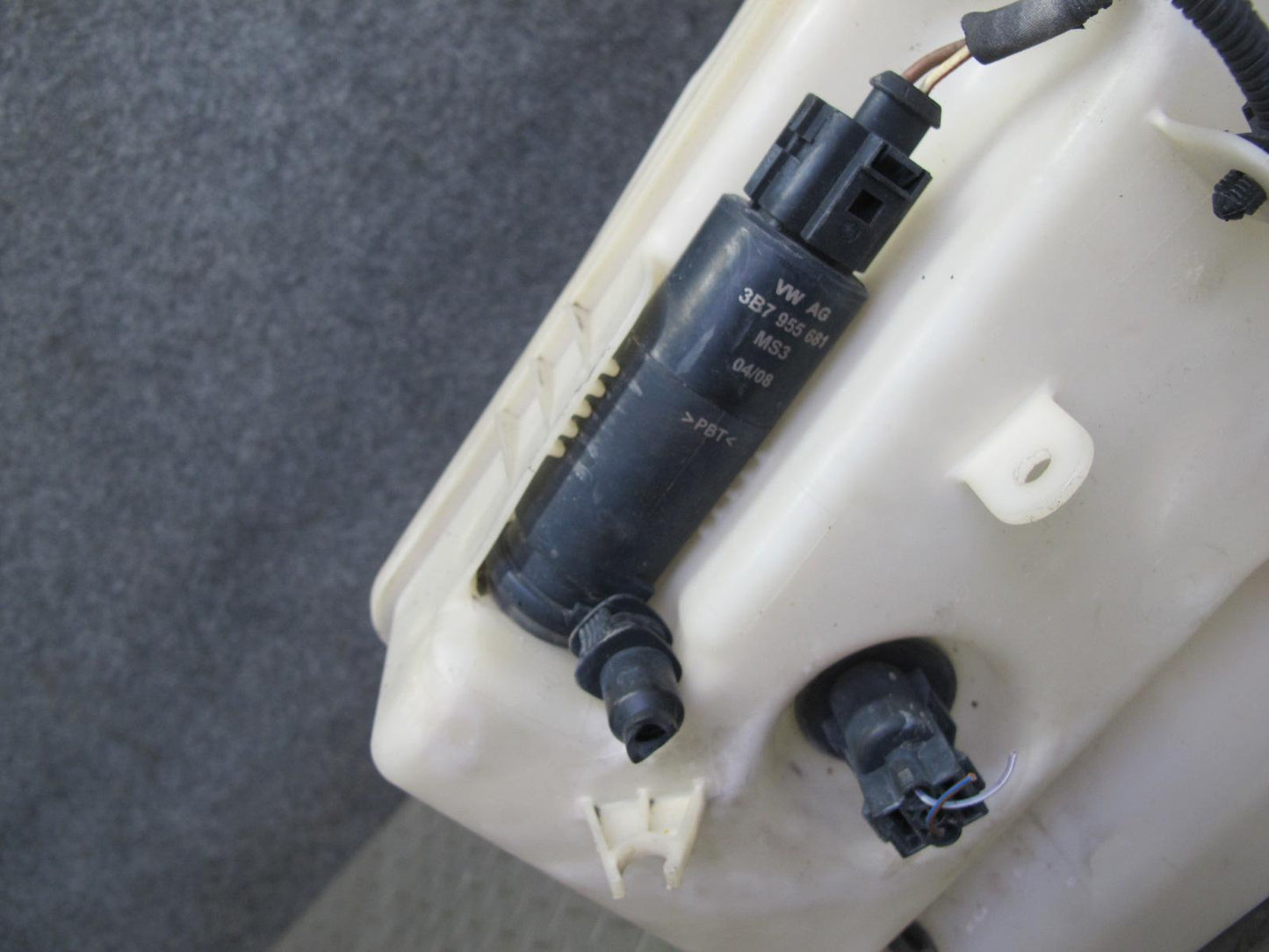 06-09 VW Golf MK5 R32 Windshield Washer Fluid Reservoir Tank w Pump OEM