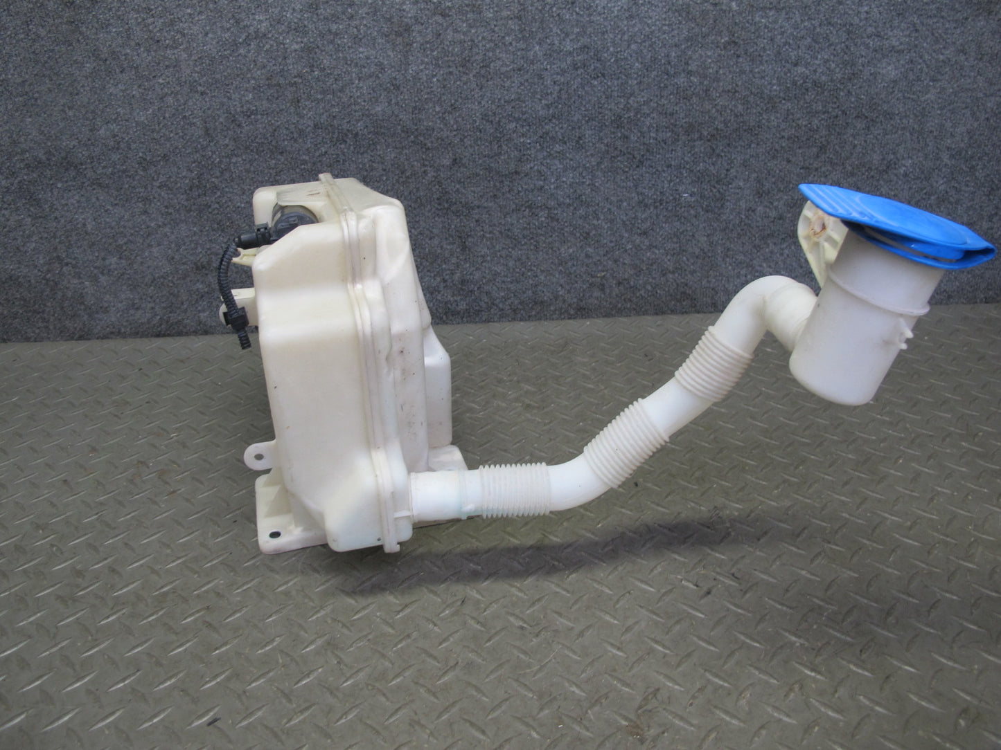 06-09 VW Golf MK5 R32 Windshield Washer Fluid Reservoir Tank w Pump OEM
