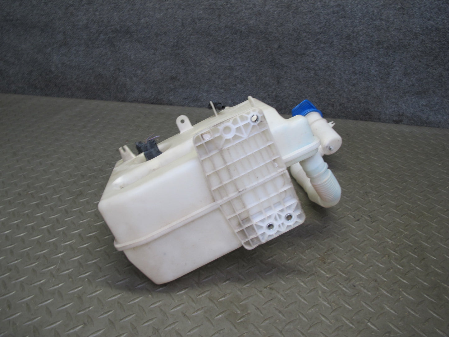 06-09 VW Golf MK5 R32 Windshield Washer Fluid Reservoir Tank w Pump OEM