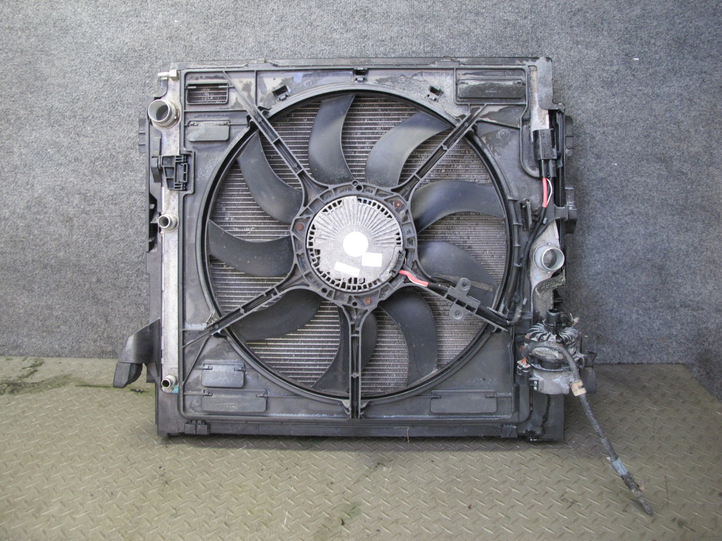 14-18 BMW F15 X5 AWD 4.4L N63 Radiator A/C Condenser Cooling  Fan Pump Assy