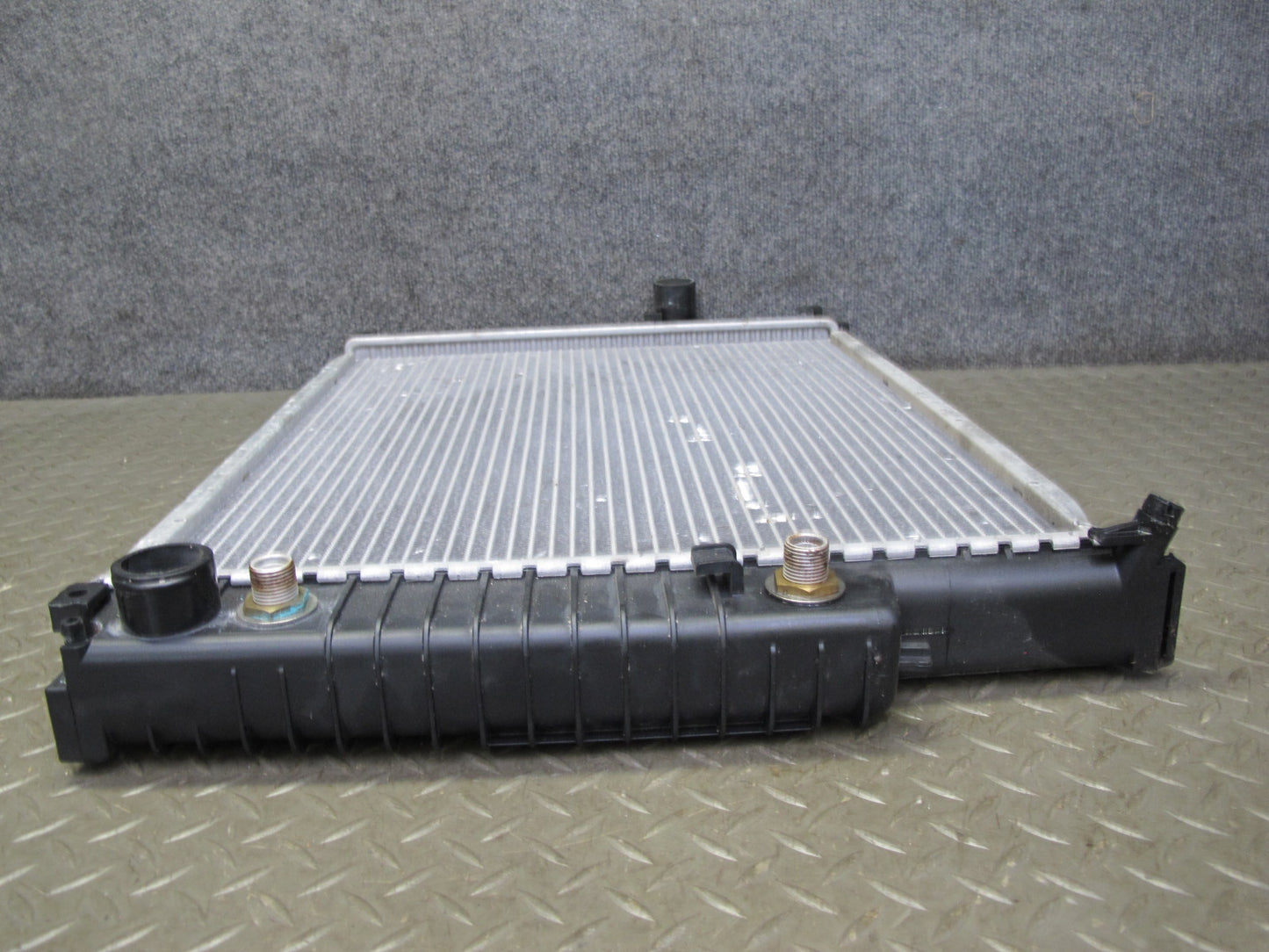 87-91 BMW 325i Automatic Transmission E30 Front Engine Cooling Radiator