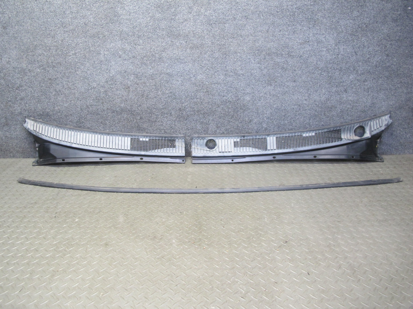 1998-2007 Lexus UZJ100L LX470 Front Windshield Left & Right Vent Cowl Seal Set