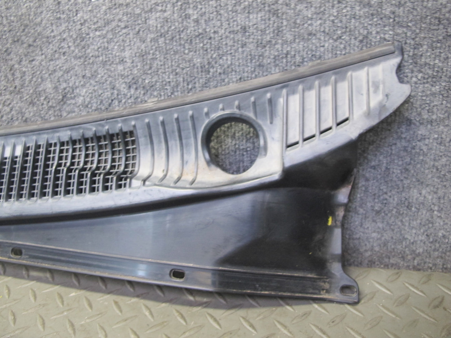 1998-2007 Lexus UZJ100L LX470 Front Windshield Left & Right Vent Cowl Seal Set