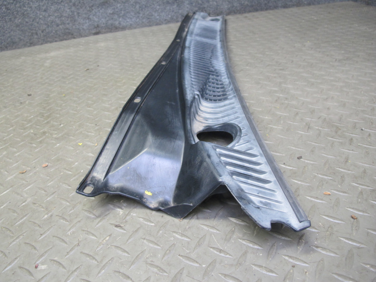 1998-2007 Lexus UZJ100L LX470 Front Windshield Left & Right Vent Cowl Seal Set
