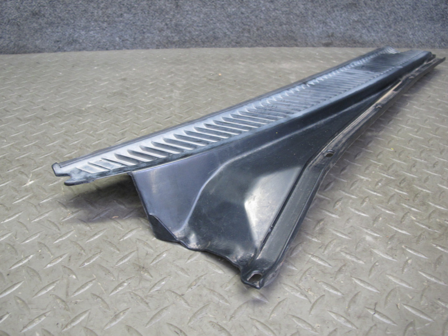 1998-2007 Lexus UZJ100L LX470 Front Windshield Left & Right Vent Cowl Seal Set
