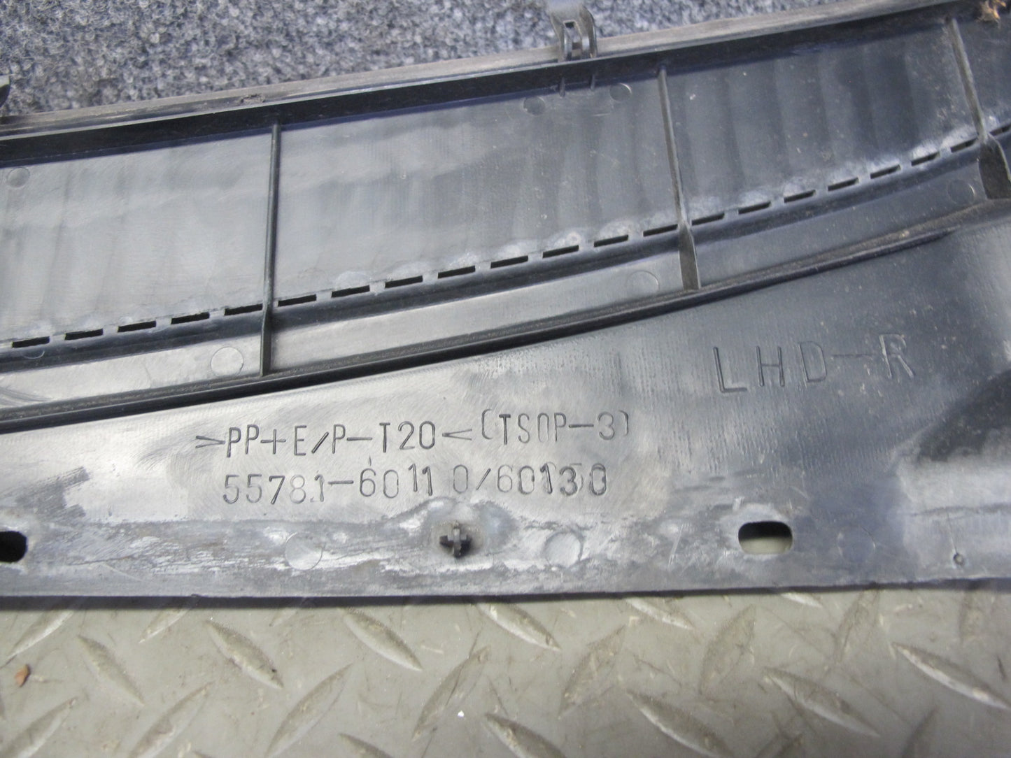 1998-2007 Lexus UZJ100L LX470 Front Windshield Left & Right Vent Cowl Seal Set