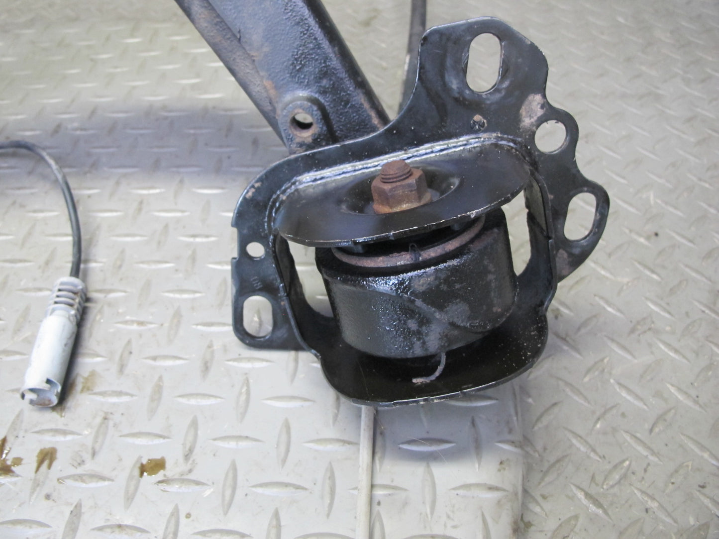 98-99 BMW E36 3-SERIES RWD Rear Right Trailing Arm Knuckle Wheel Hub Bearing OEM
