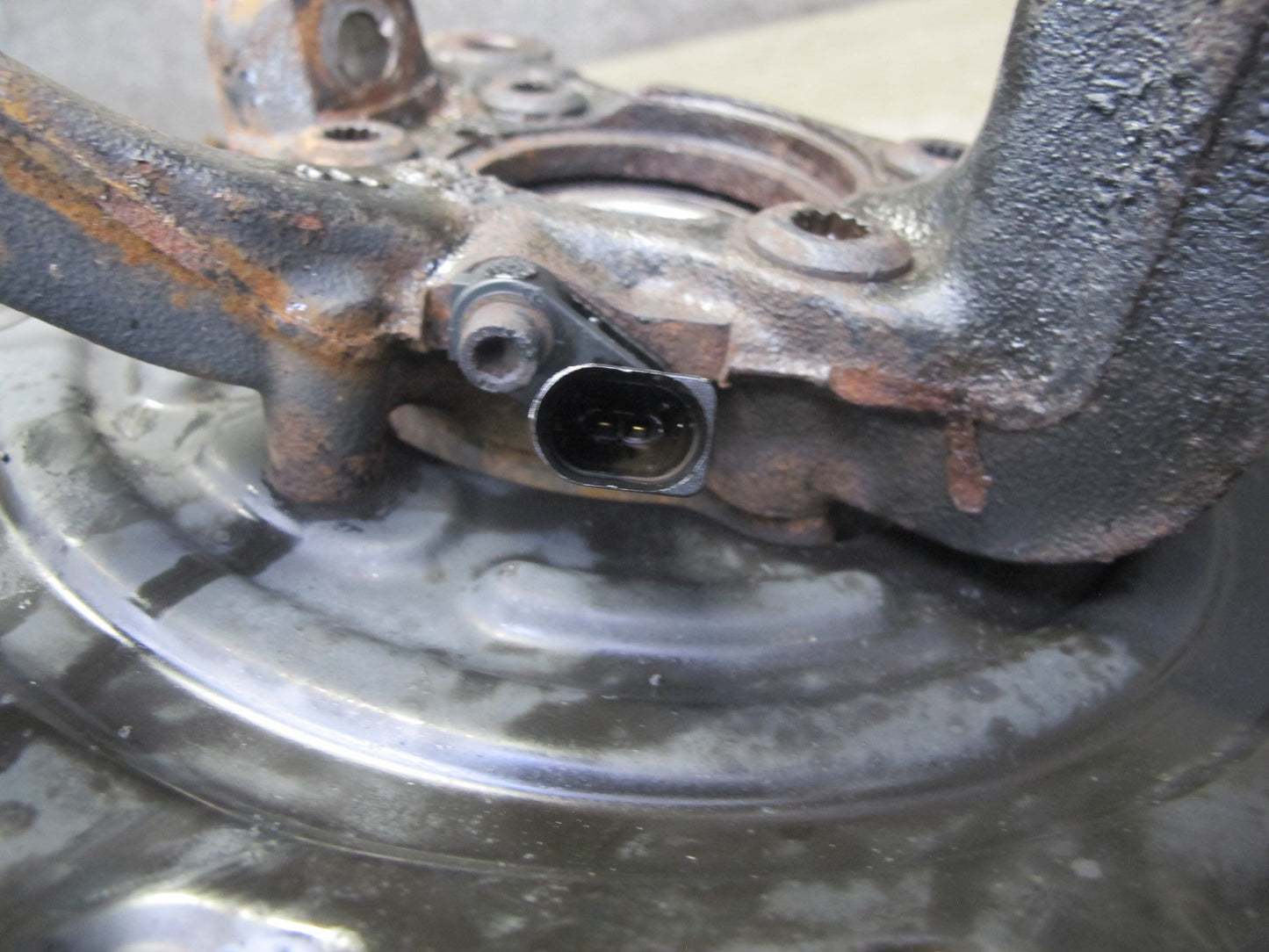 2008 VW R32 VR6 AWD Front Right Spindle Knuckle Wheel Hub Bearing OEM