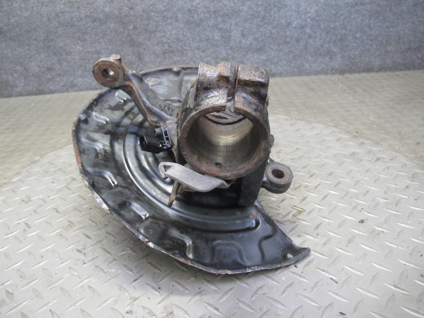 2008 VW R32 VR6 AWD Front Right Spindle Knuckle Wheel Hub Bearing OEM