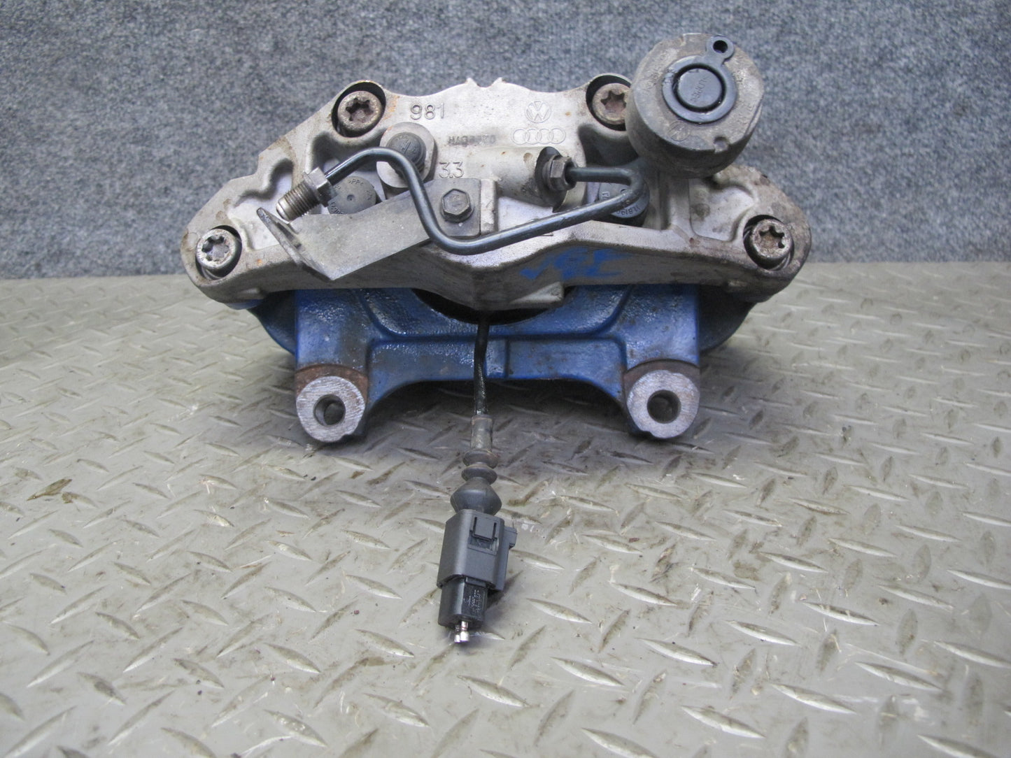 2008 VW Golf MK5 R32 VR6 AWD Set of 2 Front Left & Right Brake Caliper OEM