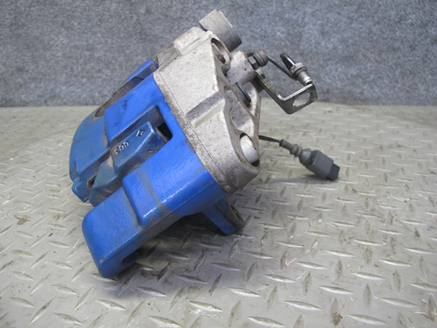 2008 VW Golf MK5 R32 VR6 AWD Set of 2 Front Left & Right Brake Caliper OEM
