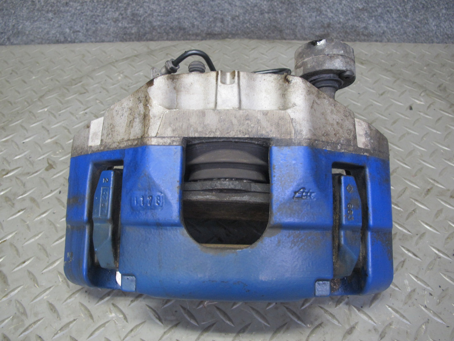 2008 VW Golf MK5 R32 VR6 AWD Set of 2 Front Left & Right Brake Caliper OEM