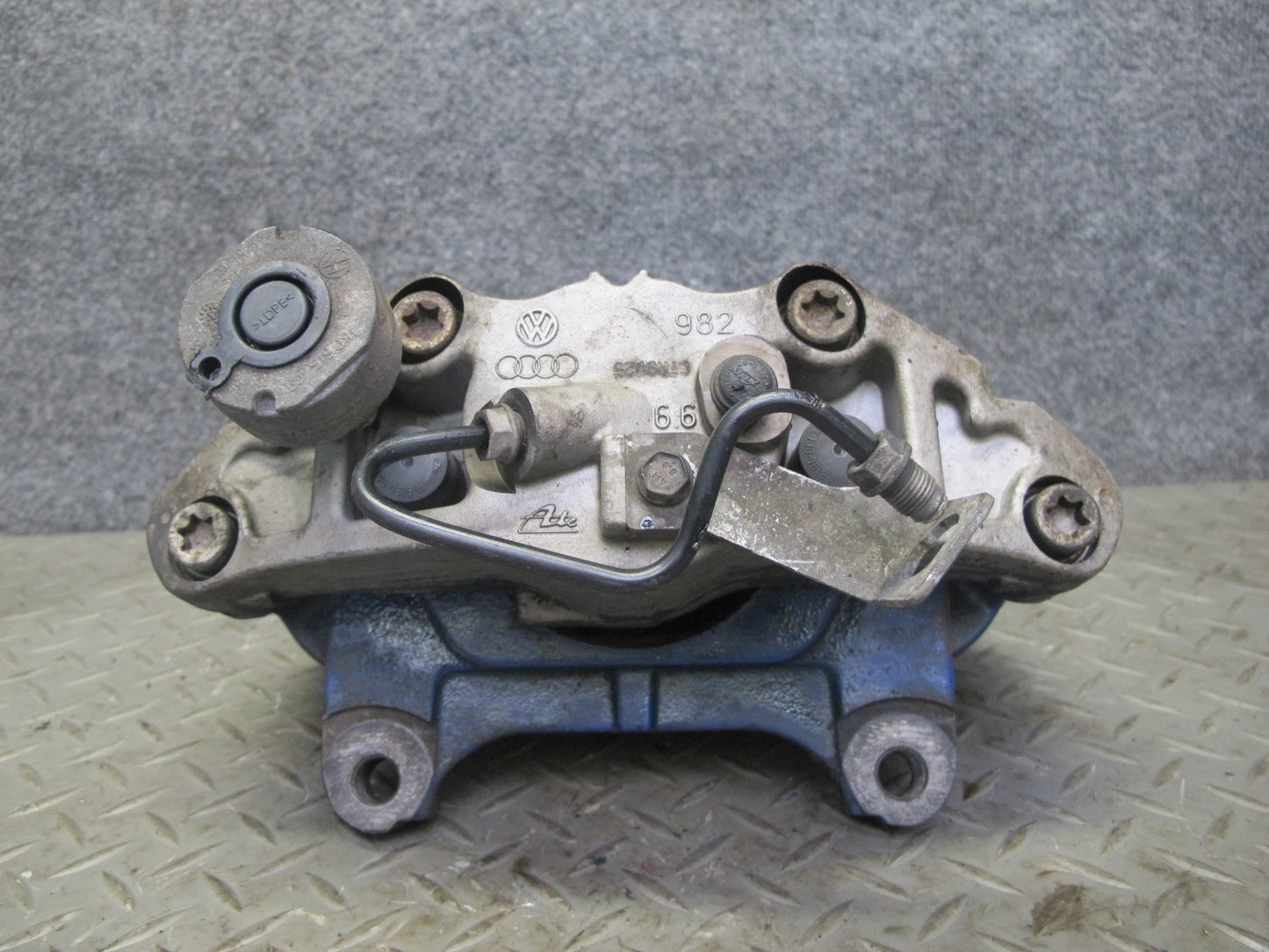 2008 VW Golf MK5 R32 VR6 AWD Set of 2 Front Left & Right Brake Caliper OEM