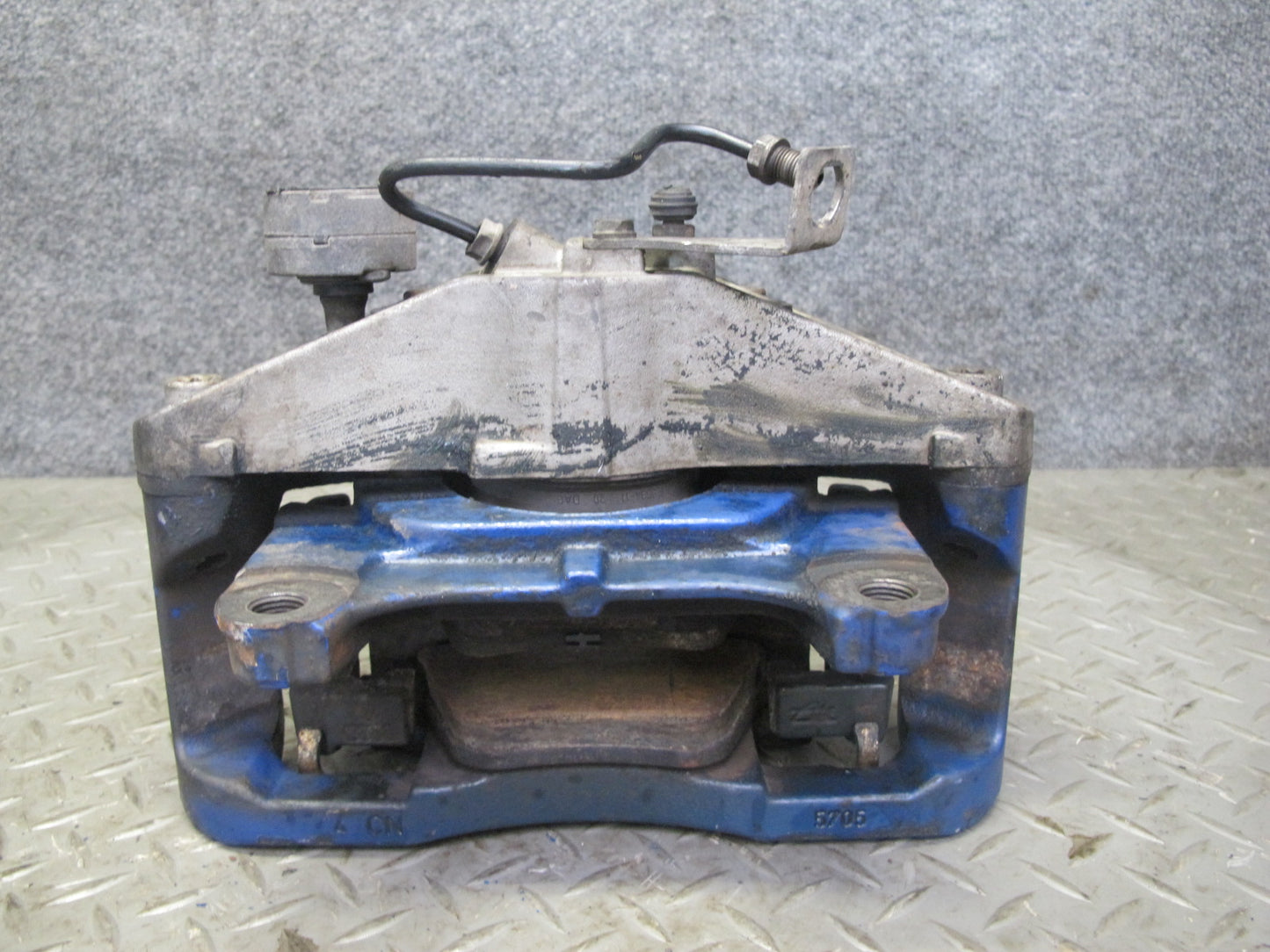 2008 VW Golf MK5 R32 VR6 AWD Set of 2 Front Left & Right Brake Caliper OEM