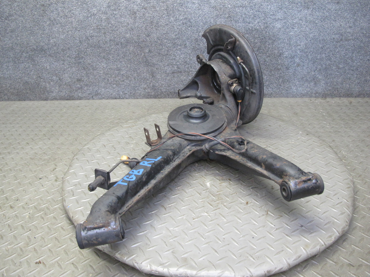 87-91 BMW E30 3-SERIES Rear Left Trailing Arm Spindle Knuckle Wheel Hub OEM