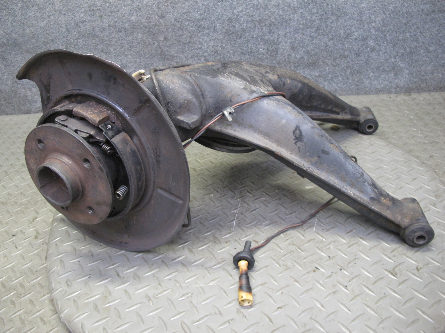 87-91 BMW E30 3-SERIES Rear Left Trailing Arm Spindle Knuckle Wheel Hub OEM
