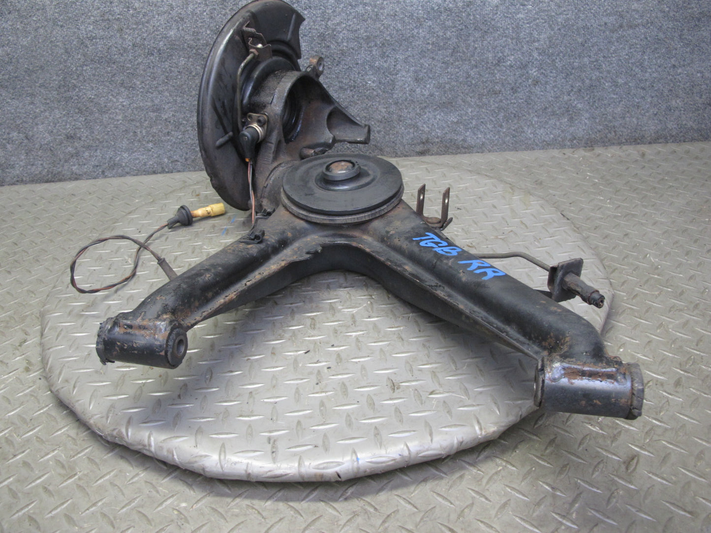 87-91 BMW E30 3-SERIES Rear Right Trailing Arm Spindle Knuckle Wheel Hub OEM