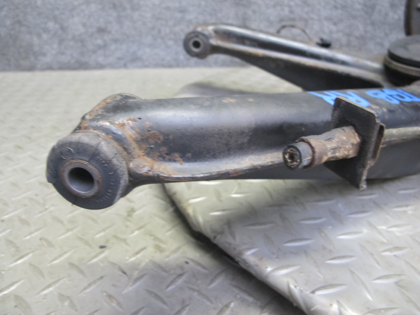 87-91 BMW E30 3-SERIES Rear Right Trailing Arm Spindle Knuckle Wheel Hub OEM