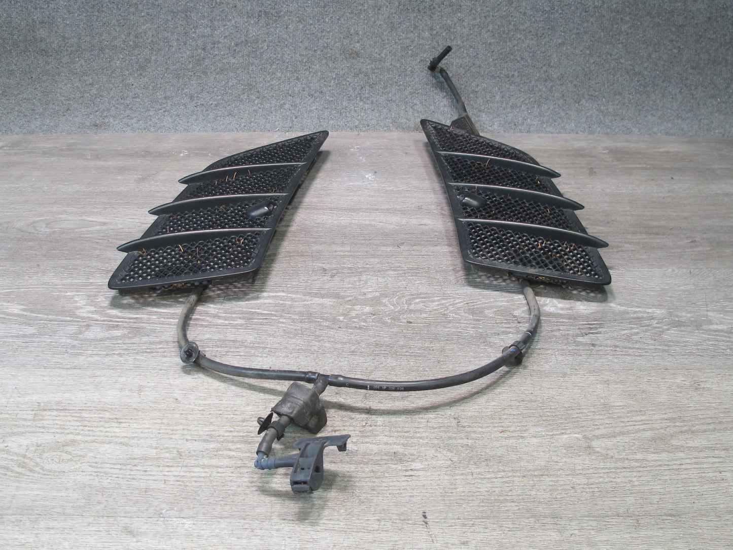 06-11 Mercedes W164 Ml-class Left & Right Hood Vent Grille Washer Nozzle Set OEM