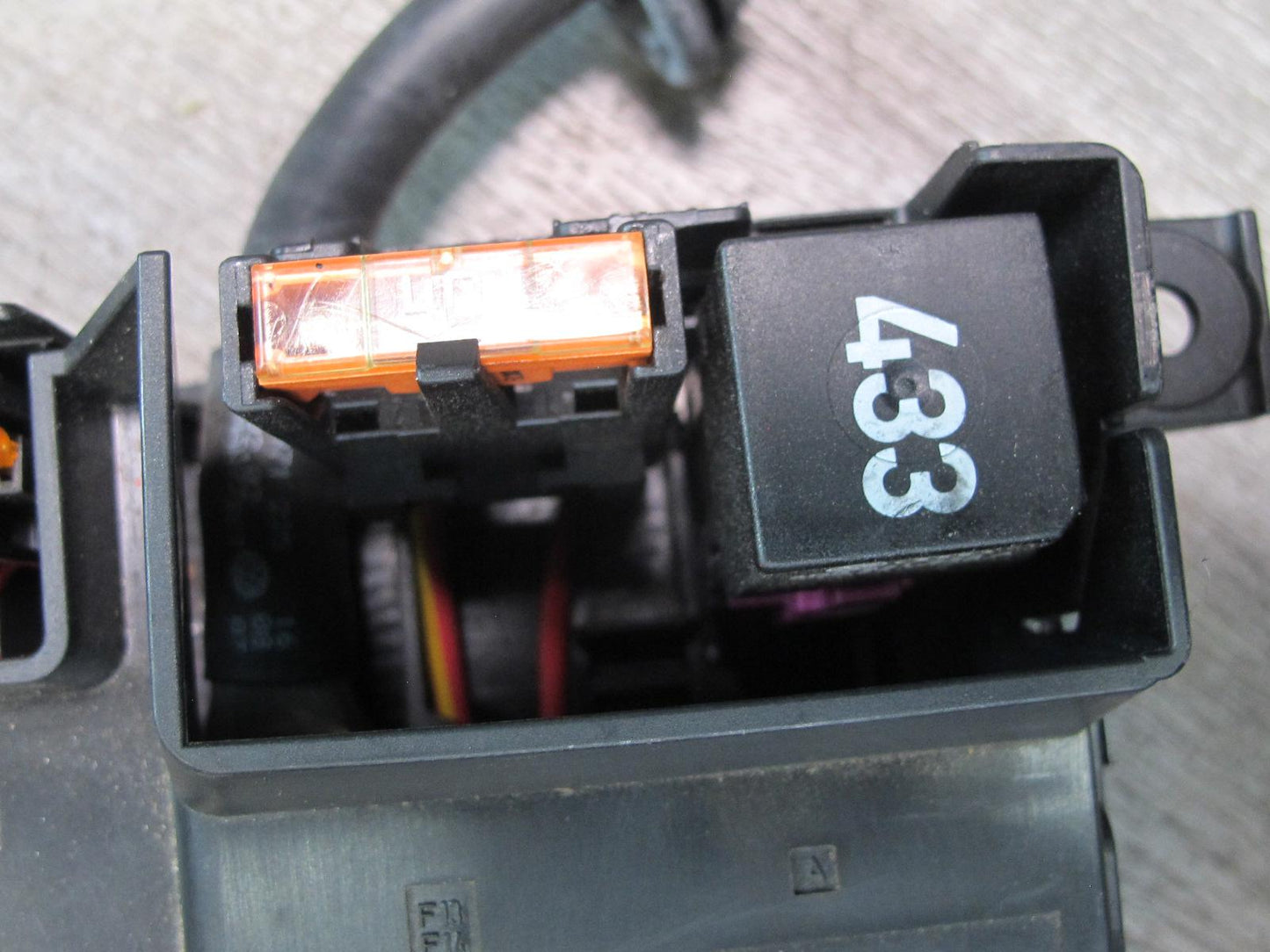 2008-2010 Porsche Cayenne 957 Main Fuse Relay Junction Box w Negative Cable