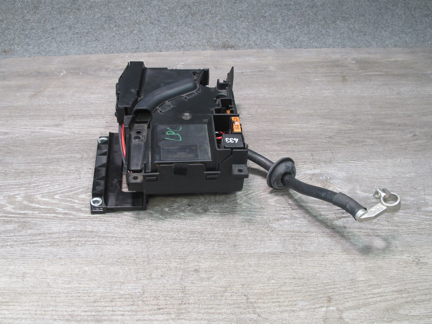 2008-2010 Porsche Cayenne 957 Main Fuse Relay Junction Box w Negative Cable