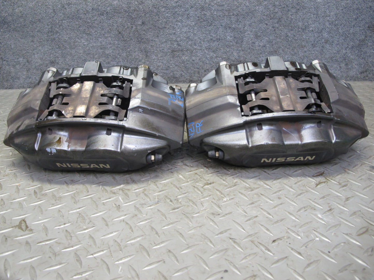 09-12 Nissan Z34 370Z Front Left & Right Sport Brake Caliper Set Akebono OEM