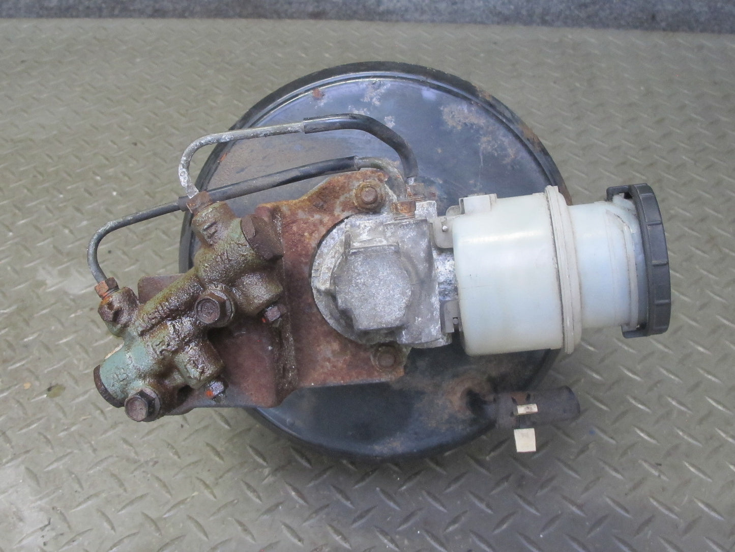 99-01 Isuzu Vehicross Brake Master Cylinder Booster Fluid Reservoir OEM