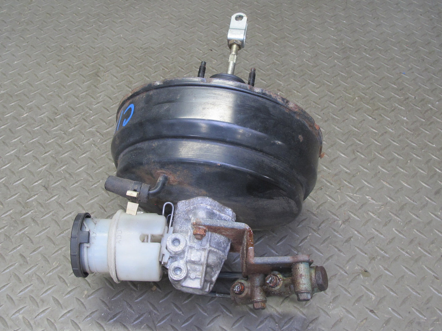 99-01 Isuzu Vehicross Brake Master Cylinder Booster Fluid Reservoir OEM