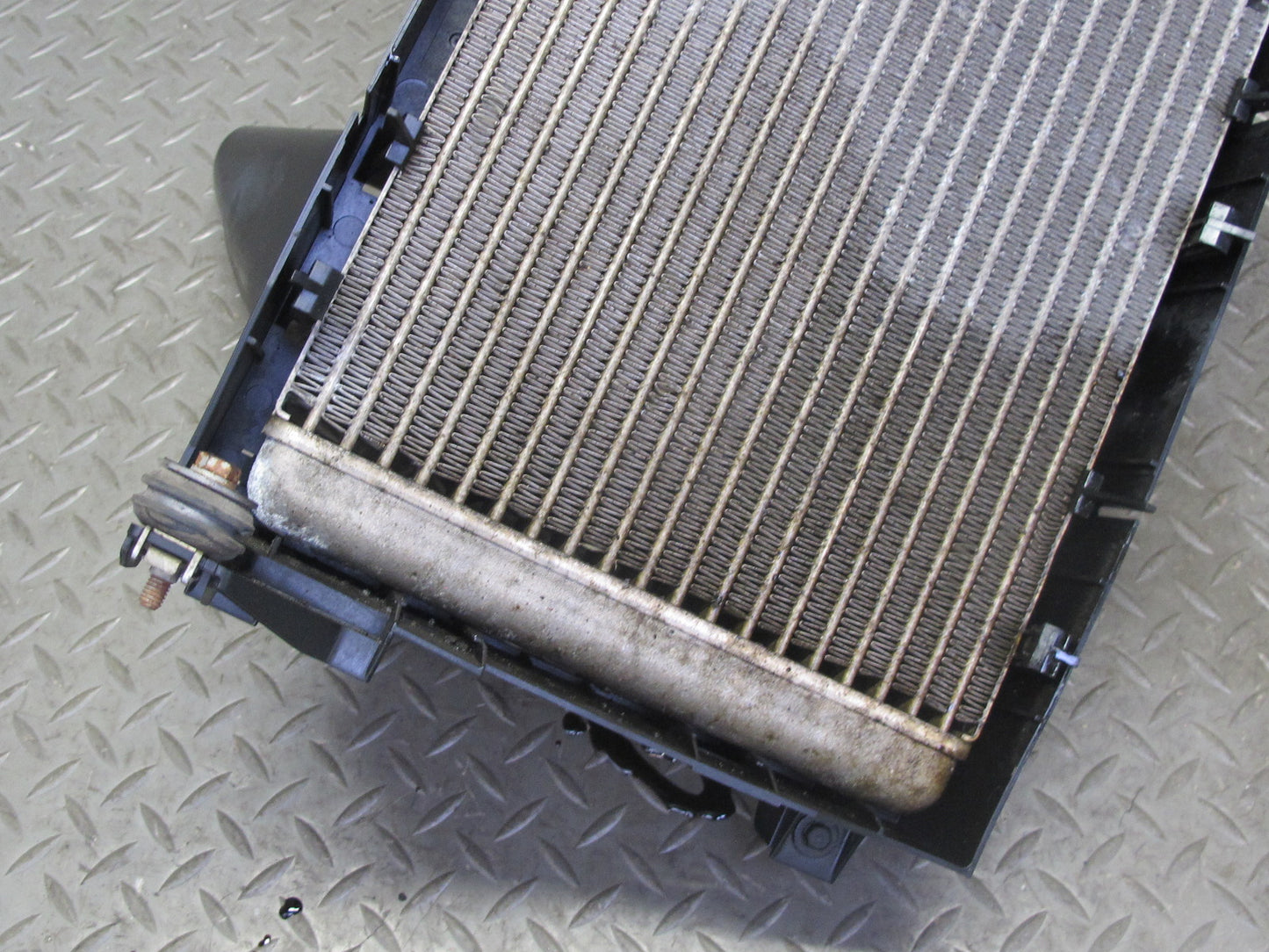 2014-2018 BMW F15 X5 AWD N63 Engine Front Right Auxiliary Radiator w Air Duct