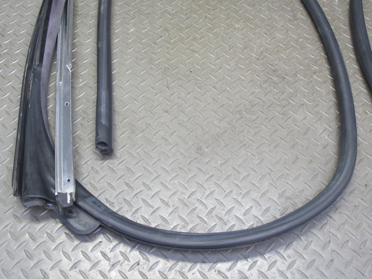 01-06 BMW E46 330ci Convertible Windshield TOP Weatherstrip Rubber Seal OEM