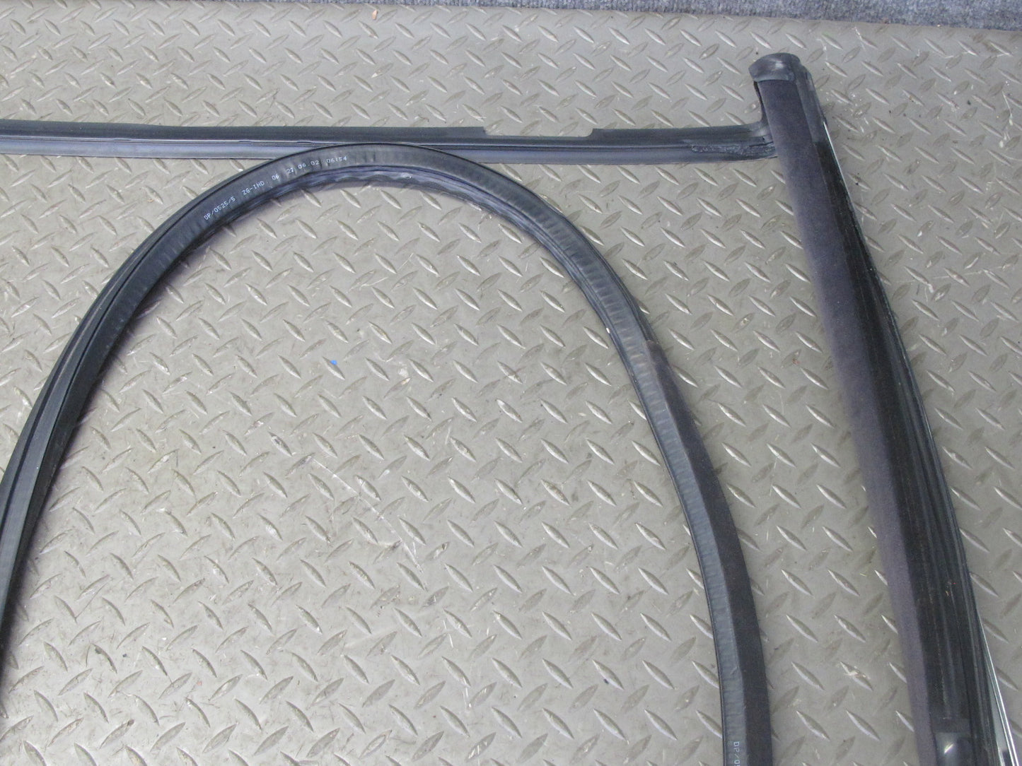 01-06 BMW E46 330ci Convertible Windshield TOP Weatherstrip Rubber Seal OEM